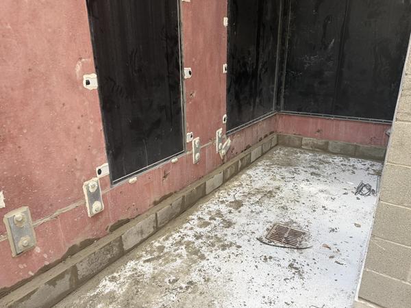 Block base course with brick anchors, commercial