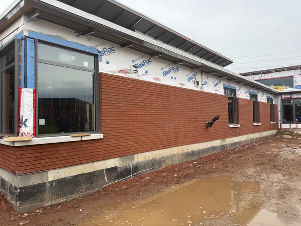 Long-format brick veneer along a commercial wall